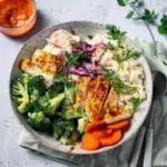 Low Carb Bowl mit Hähnchen, frischem Gemüse und Blumenkohlreis 2 Low Carb Bowl mit Hähnchen, frischem Gemüse und Blumenkohlreis