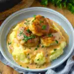 Hackbällchen in cremiger Sauce mit Kartoffelpüree 2 Hackbällchen in cremiger Sauce mit Kartoffelpüree