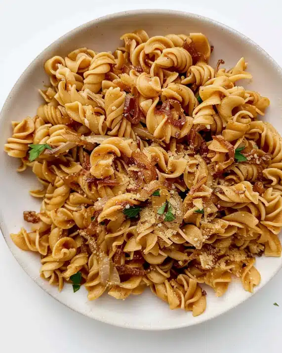 Vegane Pasta mit karamellisierten Zwiebeln