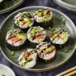 Sushi-Reisbällchen mit Lachs und Avocado 2 Sushi-Reisbällchen mit Lachs und Avocado