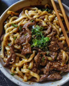 Einfaches Rindfleisch mit schwarzem Pfeffer Udon