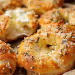 Rosmarin-Parmesan-Brezn mit Mozzarella-Füllung 2 Rosmarin-Parmesan-Brezn mit Mozzarella-Füllung