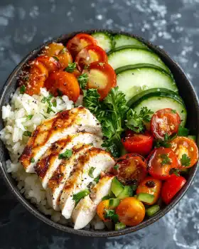 Low Carb Bowl mit Hähnchen, frischem Gemüse und Blumenkohlreis