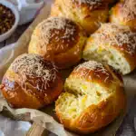 Brioche Brötchen mit Käse gefüllt 2 Brioche Brötchen mit Käse gefüllt