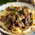 Bœuf Stroganoff auf Tagliatelle