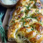 Käse-Knoblauchzopf aus Pizzateig 2 Käse-Knoblauchzopf aus Pizzateig