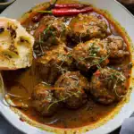 Böhmische Knödel mit saftigem Rindergulasch